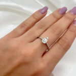 anillo corte pera con diamantes 0.25ct oro blanco 14K