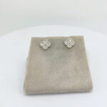 zarcillo trebol con diamantes 1/6ct oro blanco