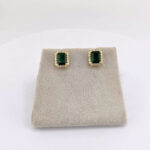 ZARCILLO CON ESMERALDA RECTANGULAR CON BORDE DE DIAMANTES 0.39CT ORO 18K