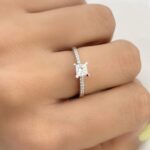 ANILLO SOLITARIO CON PIEDRA CENTRAL ALTA Y PAVE DE DIAMANTES 0.56CT ORO 14K