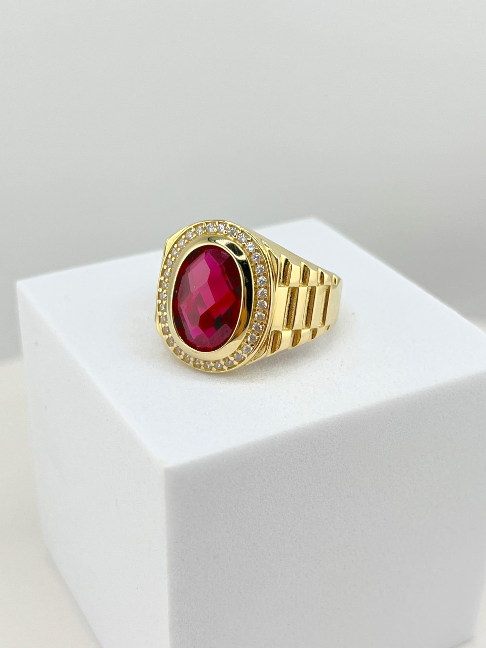 ANILLO CON ZIRCON FACETADO Y HALO DE ZIRCONES ORO 18K