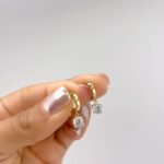 ARGOLLAS HUGGIES CON PUNTO DE LUZ COLGANTE ORO 18K