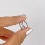 ARGOLLAS HUGGIES CON FILA DE ZIRCONES ORO BLANCO 18K